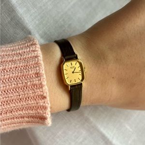 [SOLD] Tiny Vintage Seiko Wrist Watch | gold tone & leather strap | quartz | 80s